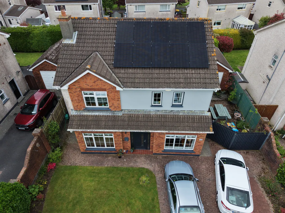 Front view of a home with solar panels installed by Infinite Energy.